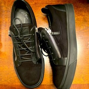 Low-/gently worn
Rubber sole with logo
Made in Italy